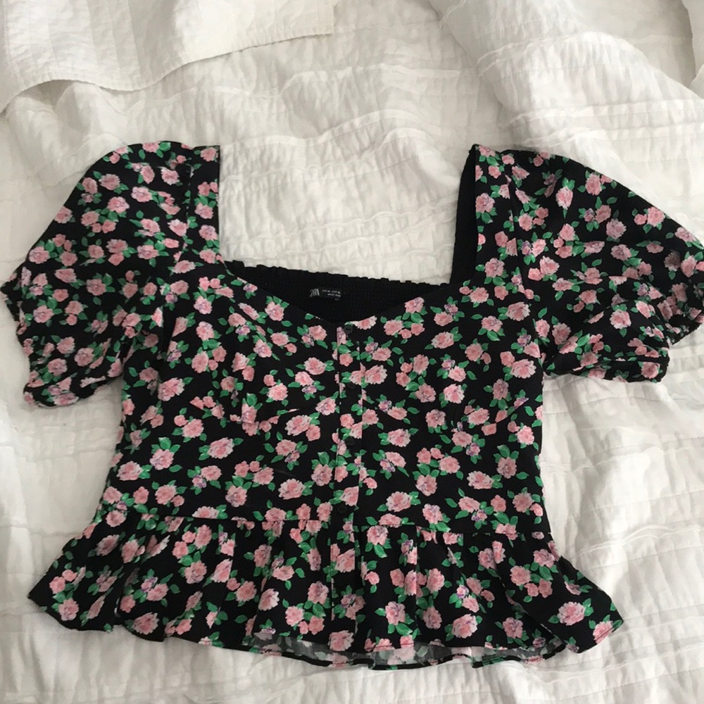 NWOT Zara puff sleeve ruffle hem floral crop top